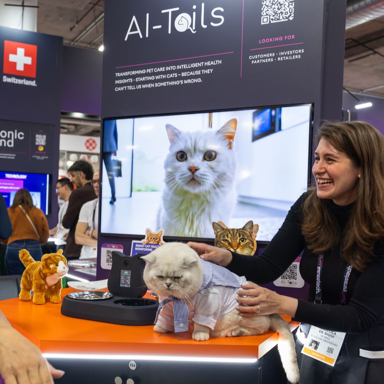 Angelica De Riggi, co-fondatrice di AI-Tails, con un gatto accanto ad AI-Tails One